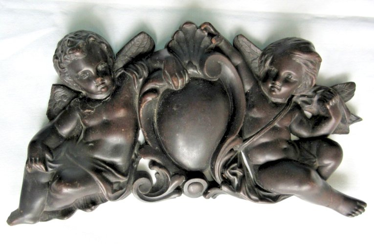 Décoration murale ancienne en résine noire: 1 Coeur entre 2 Angelots assis