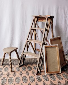 Denis, l'escabeau en bois patiné N°26