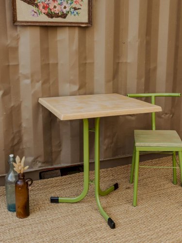 Denise, la table de bistro en métal N°55