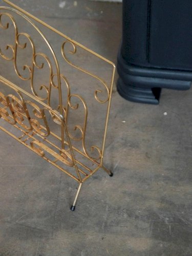 Désiré, le porte-revues en métal doré N°124