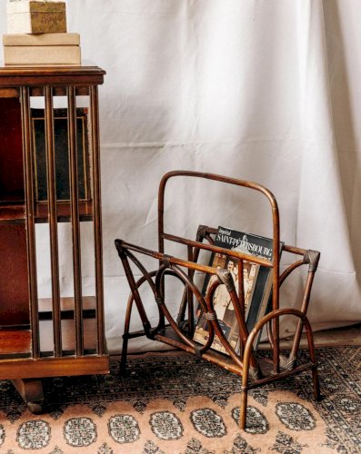 Désiré, le porte-revues en rotin foncé N°108