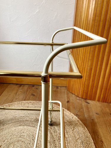 Desserte avec structure en métal couleur crème et laiton doré, années 1960