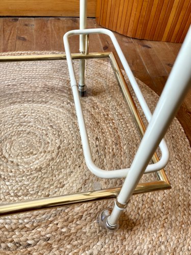 Desserte avec structure en métal couleur crème et laiton doré, années 1960