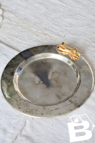 Dessous de bouteille vintage métal argenté patiné – Nœud doré