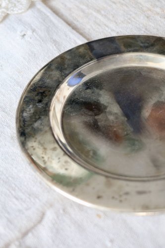 Dessous de bouteille vintage métal argenté patiné – Nœud doré