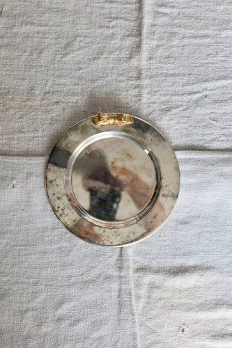 Dessous de bouteille vintage métal argenté patiné – Nœud doré