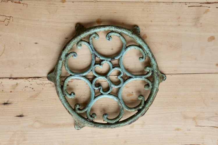 Dessous de plat ancien rond en fonte turquoise ajourée