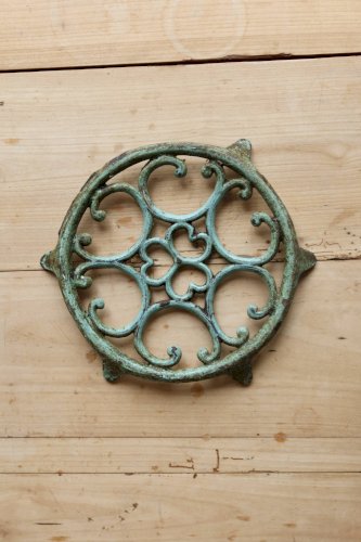 Dessous de plat ancien rond en fonte turquoise ajourée