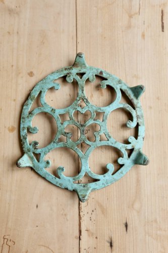 Dessous de plat ancien rond en fonte turquoise ajourée