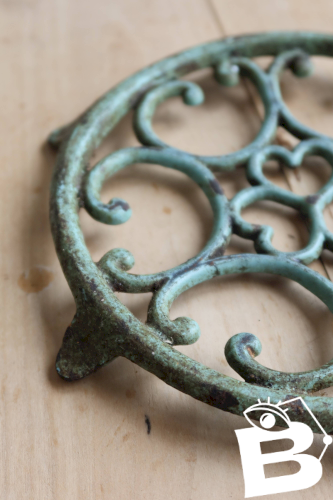 Dessous de plat ancien rond en fonte turquoise ajourée