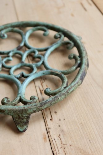 Dessous de plat ancien rond en fonte turquoise ajourée