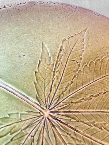 Dessous de plat artisanal en céramique émaillée, empreinte de feuille de chanvre