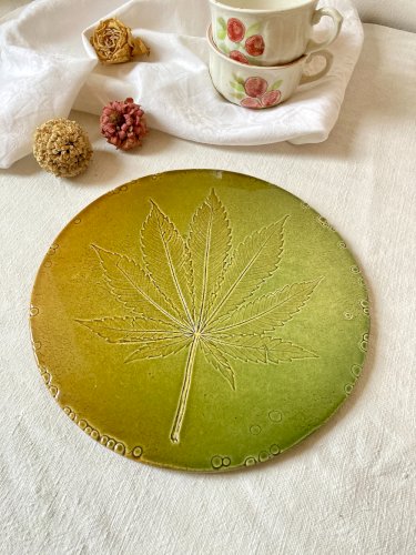 Dessous de plat artisanal en céramique émaillée, empreinte de feuille de chanvre