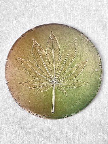 Dessous de plat artisanal en céramique émaillée, empreinte de feuille de chanvre