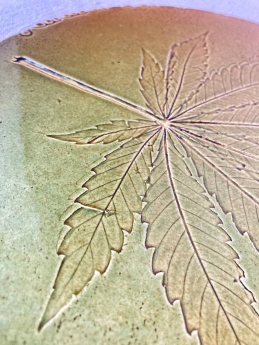 Dessous de plat artisanal en céramique émaillée, empreinte de feuille de chanvre
