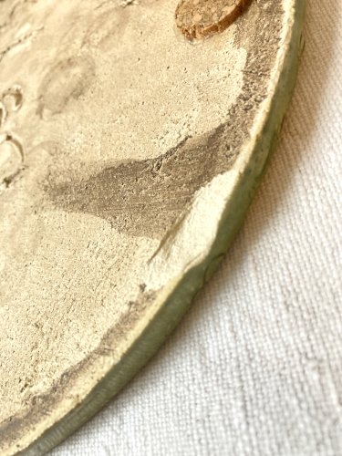 Dessous de plat artisanal en céramique émaillée, empreinte de feuille de chanvre