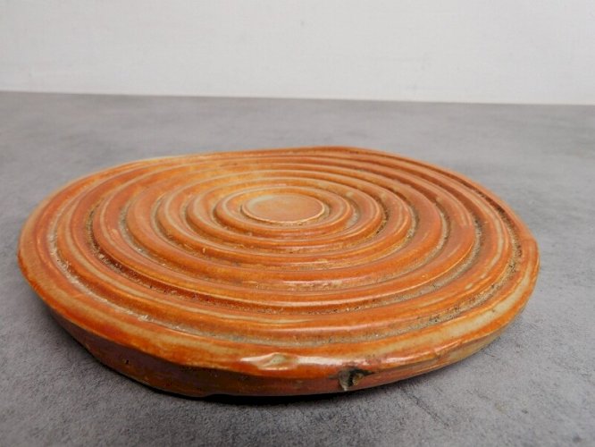 DESSOUS DE PLAT EN CERAMIQUE SIGNE
