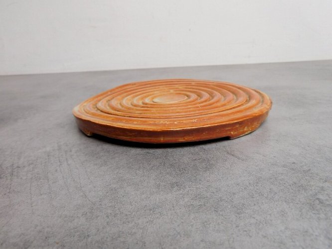 DESSOUS DE PLAT EN CERAMIQUE SIGNE