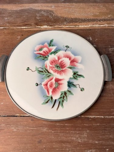 Dessous de plat en faïence ancienne cerclé de métal