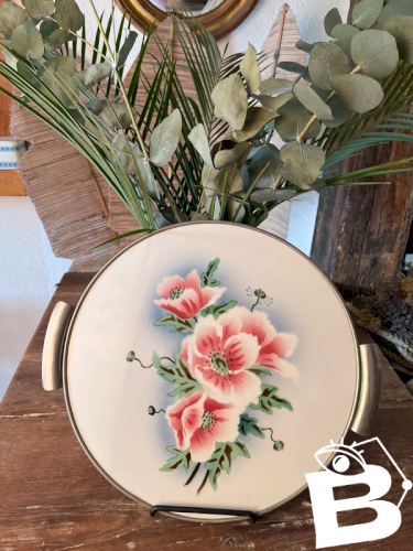 Dessous de plat en faïence ancienne cerclé de métal