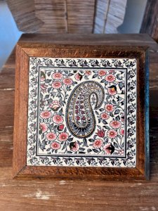 Dessous de plat en faïence de Gien et bois