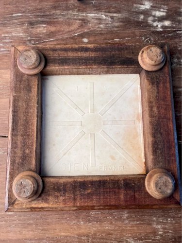 Dessous de plat en faïence de Gien et bois