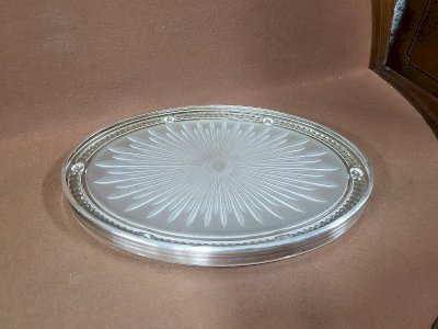 DESSOUS DE PLAT EN VERRE ET METAL ARGENTE SIGNE "VERLYS" ART DECO