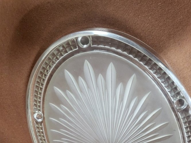 DESSOUS DE PLAT EN VERRE ET METAL ARGENTE SIGNE "VERLYS" ART DECO