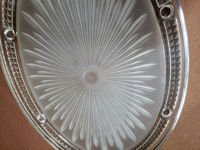 DESSOUS DE PLAT EN VERRE ET METAL ARGENTE SIGNE "VERLYS" ART DECO