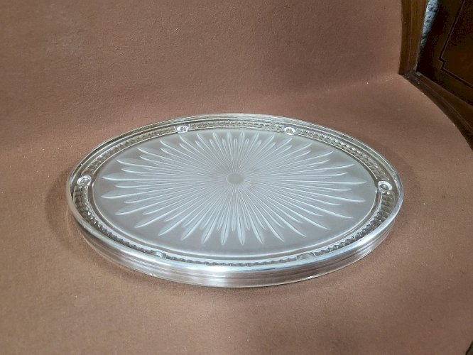 DESSOUS DE PLAT EN VERRE ET METAL ARGENTE SIGNE "VERLYS" ART DECO