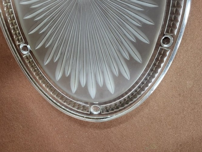DESSOUS DE PLAT EN VERRE ET METAL ARGENTE SIGNE "VERLYS" ART DECO