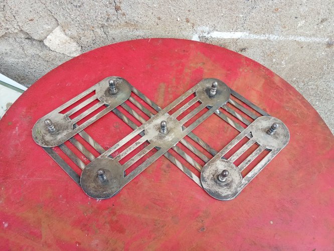 Dessous de plat extensible ancien en métal argenté