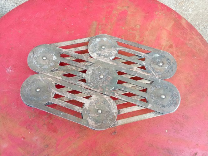 Dessous de plat extensible ancien en métal argenté