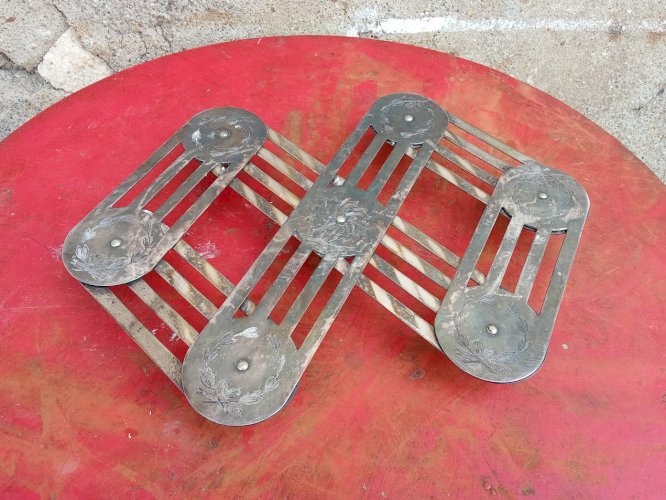Dessous de plat extensible ancien en métal argenté