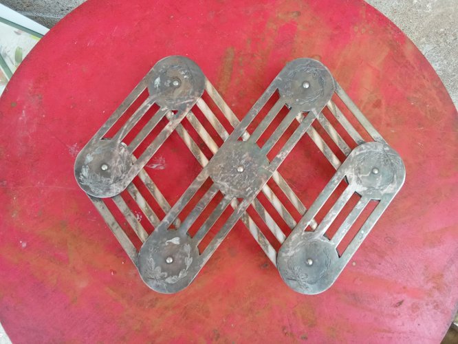 Dessous de plat extensible ancien en métal argenté