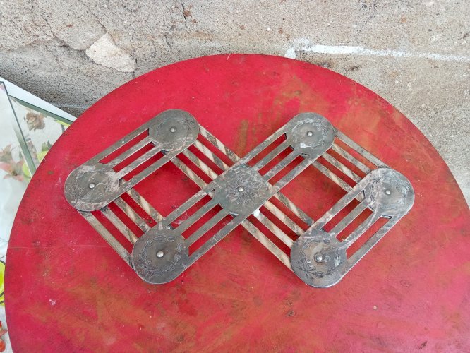 Dessous de plat extensible ancien en métal argenté