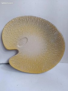 paint palette-style trivet in the style of Vallauris productions in good condition