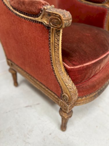 Deux bergères a oreilles de style Louis XVI en bois doré XX siècle