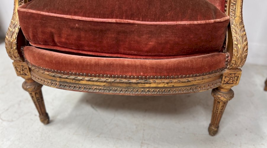 Deux bergères a oreilles de style Louis XVI en bois doré XX siècle