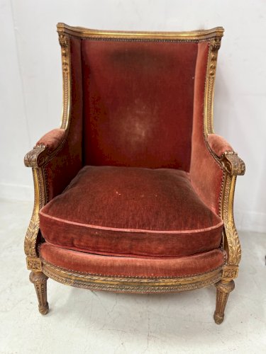 Deux bergères a oreilles de style Louis XVI en bois doré XX siècle