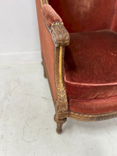 Deux bergères a oreilles de style Louis XVI en bois doré XX siècle