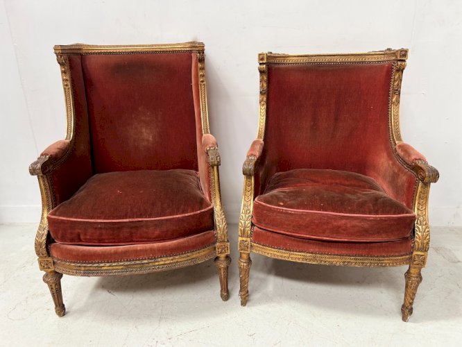 Deux bergères a oreilles de style Louis XVI en bois doré XX siècle
