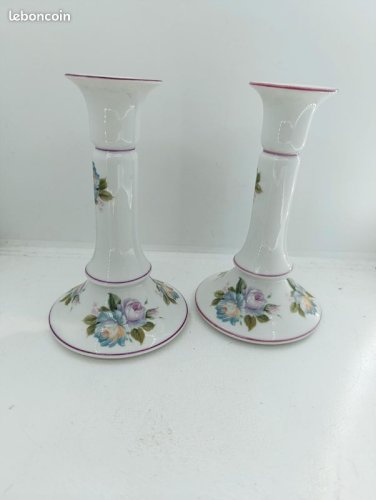 Deux bougeoirs peint main en porcelaine de limoges à decor floral en bon etat (made in chiner)