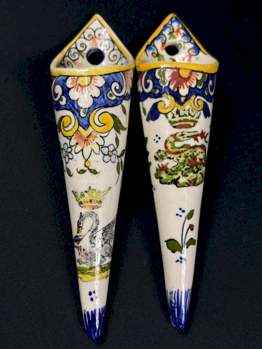 Deux bouquetière murales en faïence décor Rouen au cygne et Salamandre couronne