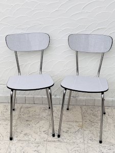 Deux chaises en Formica