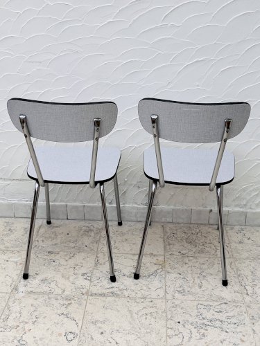 Deux chaises en Formica