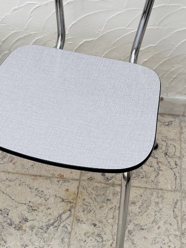 Deux chaises en Formica
