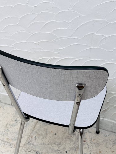 Deux chaises en Formica