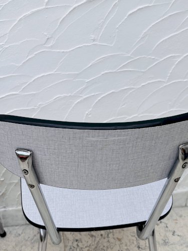 Deux chaises en Formica