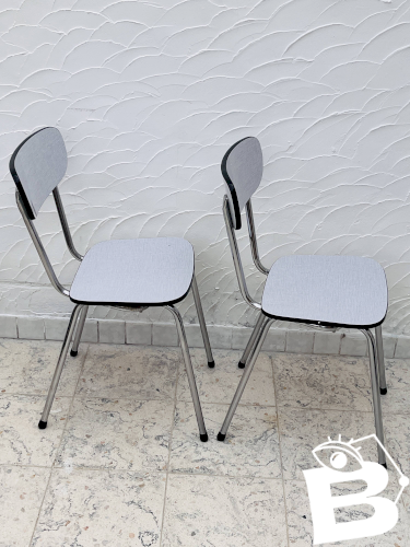 Deux chaises en Formica